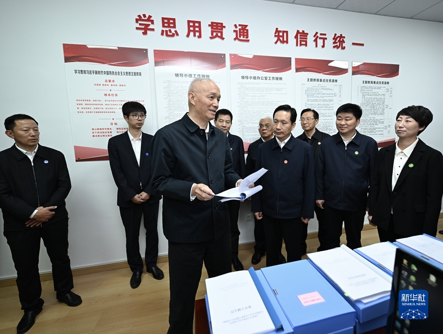 10月21日至22日,中共中央政治局常委、中央书记处书记蔡奇在陕西宁陕县调研。这是10月21日,蔡奇在宁陕县委主题教育办调研。
